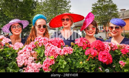 Ascot, Berkshire, Regno Unito. 23 giugno 2023. I cantanti Tootsie Rollers Ladies stanno ancora una volta divertendo la folla. Gli appassionati di automobilismo il 4° giorno del Royal Ascot all'ippodromo di Ascot. Crediti: Imageplotter/Alamy Live News Foto Stock