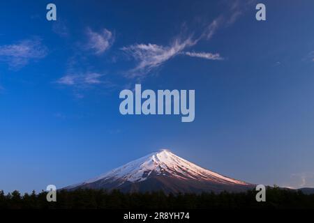 Monte Fuji nella gloriosa luce del sole che tramonta Foto Stock