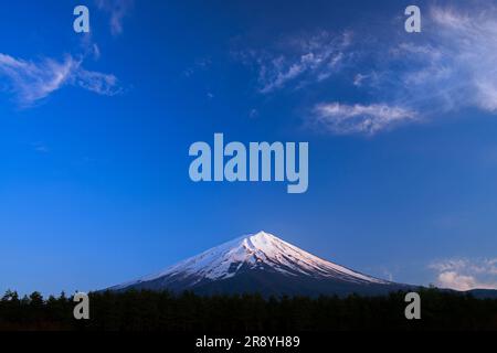 Monte Fuji nella gloriosa luce del sole che tramonta Foto Stock