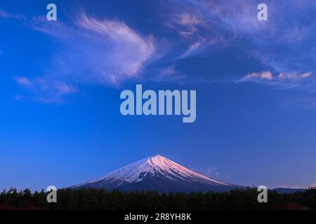 Monte Fuji nella gloriosa luce del sole che tramonta Foto Stock