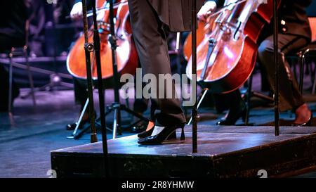 Immagine di una donna direttrice d'orchestra sinfonica Foto Stock