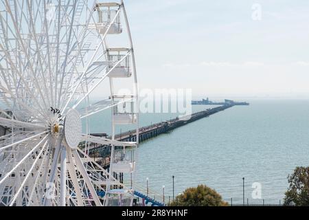 Vista generale del molo e del parco avventura sul lungomare di Southend-on-Sea in una giornata di sole. Foto Stock