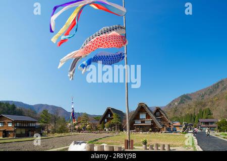 Carp Streamers e Shirakawa-go Ogimachi Gassho-zukuri Village Foto Stock