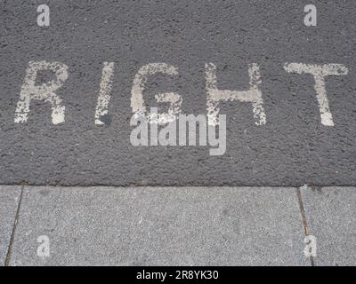 cartello di destra dipinto sull'asfalto della strada Foto Stock