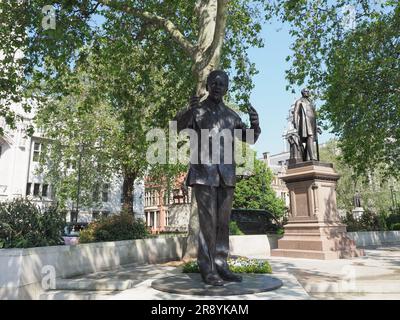 LONDRA, Regno Unito - 8 GIUGNO 2023: Statua di Nelson Mandela in Parliament Square dello scultore Ian Walters intorno al 2007 Foto Stock