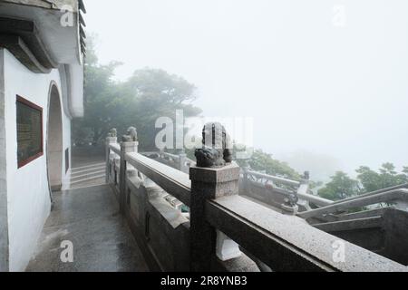 Hong Kong - 24 aprile 2023: Il Padiglione dei leoni del Victoria Peak coperto di nebbia Foto Stock