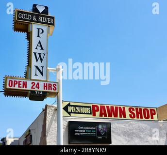 Cartelli per il reality show World Famous Gold & Silver Pawn Shop 713 Las Vegas Boulevard Downtown Las Vegas Nevada USA Foto Stock