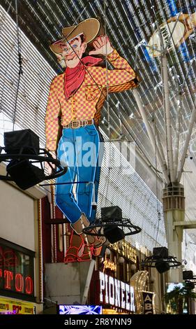 Insegna iconica del cowboy al neon di Las Vegas Vic al negozio di souvenir Pioneer Club, Fremont Downtown Casino Center Boulevard Las Vegas Nevada USA Foto Stock