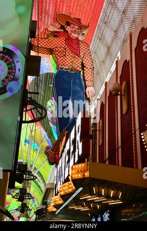 Insegna iconica del cowboy al neon di Las Vegas Vic al negozio di souvenir Pioneer Club, Fremont Downtown Casino Center Boulevard Las Vegas Nevada USA Foto Stock