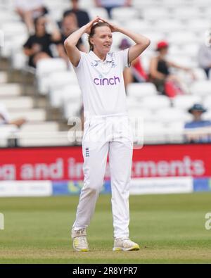 L'inglese Lauren Filer reagisce a una stretta possibilità durante il secondo giorno del primo test match femminile di Ashes a Trent Bridge, Nottingham. Data foto: Venerdì 23 giugno 2023. Foto Stock