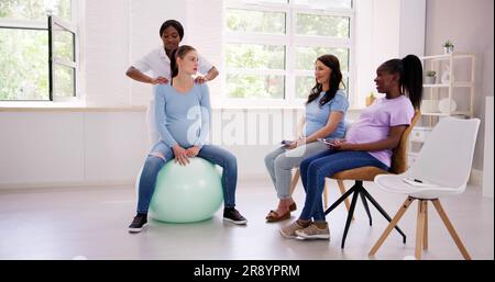 Classe di gravidanza prenatale. Scuola di preparazione materna Foto Stock