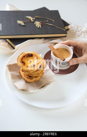 Pasteis de nata, dolce tradizionale della cucina portoghese. Piccole torte croccanti di pasta sfoglia e una crema a base di uova. Foto Stock