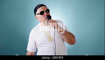 Music Party Star negli occhiali da sole con microfono. Uomo sul palco Foto Stock
