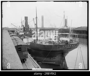 Steamship Docks, Savannah, GA, tra il 1900 e il 1915. La "Cadsby", nave britannica di West Hartlepool, boxcar in primo piano. Foto Stock
