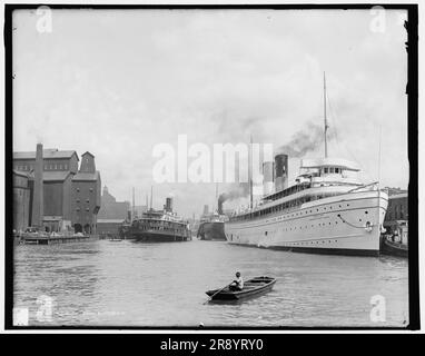 Lungo il fiume, Buffalo, N.Y., c1905. Nave di lusso "North Land" sul molo. Fu costruita per la Northern Steamship Company e trasportava passeggeri tra le città confinanti con i grandi Laghi. Traghetto "City of Erie" in centro e ascensori di grano sulla sinistra. Foto Stock