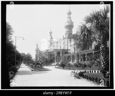 Tampa Bay Hotel, Tampa, Ban., c1900. Il Tampa Bay Hotel è stato costruito da Henry B. Plant ed è stato aperto nel 1891. Si trovava vicino al capolinea della linea ferroviaria Plant System, anch'essa di proprietà di Plant. L'hotel in seguito divenne l'Henry B. Plant Museum. Foto Stock