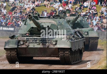 Due carri armati Leopard vengono guidati intorno alla Kuwait Arena durante il primo giorno del Tankfest 2023 al Tank Museum di Bovington nel Dorset. Data foto: Venerdì 23 giugno 2023. Foto Stock