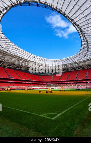 Vista sul campo con attrezzature per la cura dell'erba presso l'arena di San Mames, lo stadio ufficiale dell'FC Athletic Bilbao, Spagna Foto Stock