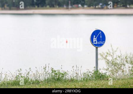 Zagabria, Croazia. 23 giugno 2023. Il paesaggio del lago Jarun è visibile durante una giornata calda a Zagabria, in Croazia, il 23 giugno 2023. Foto: Igor Kralj/PIXSELL credito: Pixsell/Alamy Live News Foto Stock