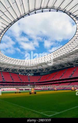 Vista sul campo con attrezzature per la cura dell'erba presso l'arena di San Mames, lo stadio ufficiale dell'FC Athletic Bilbao, Spagna Foto Stock