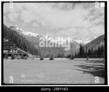 Herman, cioè Hermit Range, da Glacier House, SelkirkMountains, B.C., c1902. Foto Stock