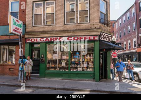 Boston, Massachusetts, US-13 aprile 2023: La storica caffetteria Polcari's nell'iconico quartiere North End. Foto Stock