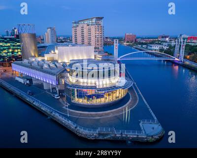 Vista aerea del Lowry Centre a Salford Quays con Manchester sullo sfondo, Inghilterra Foto Stock