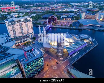 Vista aerea del Lowry Centre e del Millennium Bridge al tramonto, Salford Quays, Manchester, Inghilterra Foto Stock