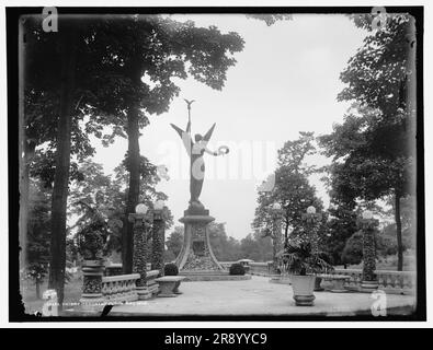 Monumento alla vittoria, Put-in-Bay, Ohio, tra il 1900 e il 1910. Iscrizione: "In Commemoration of Perry's Victory at Put-in-Bay, 10 settembre 1813". Memoriale della battaglia del lago Erie, una vittoria navale decisiva guidata da Oliver Hazard Perry contro gli inglesi durante la guerra del 1812. Foto Stock