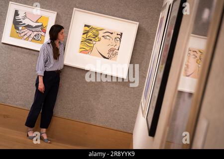 Un membro dello staff guarda Crying Girl di Roy Litchtenstein, a Bonhams a Londra, che è uno degli articoli in tre prossime vendite a Bonhams, Prints and Multiples il 27 giugno, Post-War and Contemporary Art il 29 giugno e 20th Century Masters: From Fontana to Baselitz il 29 giugno. Data foto: Venerdì 23 giugno 2023. Foto Stock