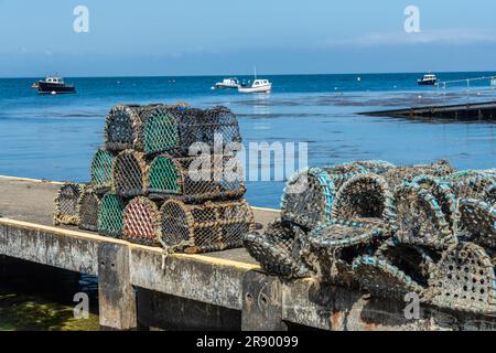 Peveril Point, Swanage, Regno Unito - 21 giugno 2023: Vasi di aragosta sul molo. Foto Stock
