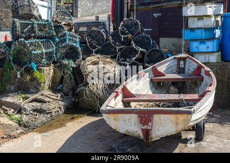 Peveril Point, Swanage, Regno Unito - 21 giugno 2023: Aragosta e barca presso il cantiere navale. Foto Stock