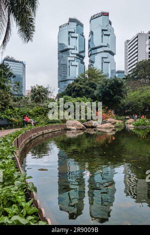 Hong Kong - 24 aprile 2023: Grattacieli a due torri dell'Hong Kong Park e del Lippo Centre situati nell'Ammiragliato, progettati da Paul Rudolph Foto Stock