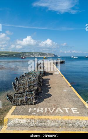 Peveril Point, Swanage, Regno Unito - 21 giugno 2023: Vasi di aragosta sul molo. Foto Stock