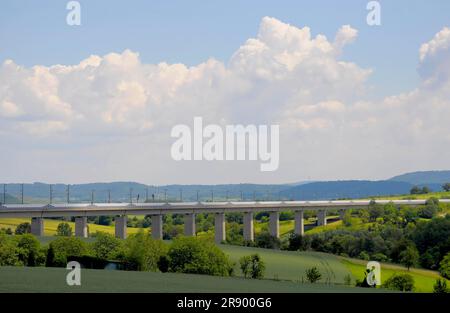 ICE, linea ferroviaria ad alta velocità a Kraichgau vicino a Bretten, ponte ferroviario con treno, linea ferroviaria ad alta velocità Stoccarda, Mannheim Foto Stock