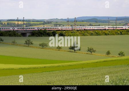 Campo di grano verde con binari per macchine, treno espresso nel Kraichgau, ICE, linea ferroviaria espressa nel Kraichgau vicino a Bretten, linea ferroviaria espressa Foto Stock