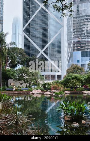 Hong Kong, Cina - 24 aprile 2023: Vista dell'edificio della Bank of China dal Parco di Hong Kong Foto Stock