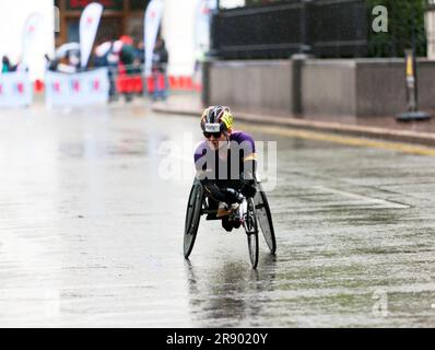 Patricia Eachus (sui), passando per Cabot Square, si dirige al 16° posto nella Women's Elite Wheelchair Race nella Maratona di Londra del 2023 Foto Stock