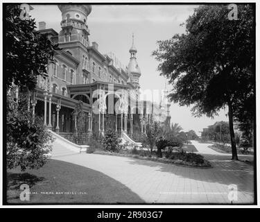 Tampa Bay Hotel, Ban., c1900. Il Tampa Bay Hotel è stato costruito da Henry B. Plant ed è stato aperto nel 1891. Si trovava vicino al capolinea della linea ferroviaria Plant System, anch'essa di proprietà di Plant. L'hotel in seguito divenne l'Henry B. Plant Museum. Foto Stock