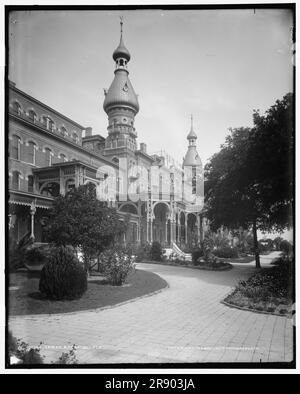 Tampa Bay Hotel, Ban., c1900. Il Tampa Bay Hotel è stato costruito da Henry B. Plant ed è stato aperto nel 1891. Si trovava vicino al capolinea della linea ferroviaria Plant System, anch'essa di proprietà di Plant. L'hotel in seguito divenne l'Henry B. Plant Museum. Foto Stock