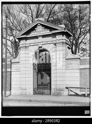 South Gate, Università di Harvard, tra il 1900 e il 1906. Foto Stock