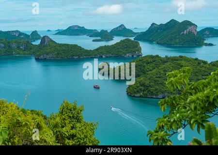 Uno scorcio panoramico dello splendore maestoso del Parco Marino di Ang Thong, abbracciato da due tranquille barche Foto Stock