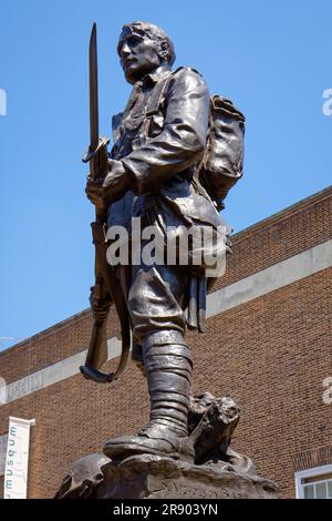 TUNBRIDGE WELLS, KENT/UK - Giugno 30 : Tunbridge Wells War Memorial a Royal Tunbridge Wells Kent su Giugno 30, 2009 Foto Stock