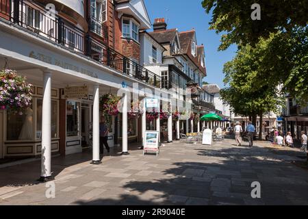 TUNBRIDGE WELLS, KENT/UK - GIUGNO 30 : Una vista del centro commerciale Pantiles a Royal Tunbridge Wells il 30 giugno 2009. Persone non identificate Foto Stock