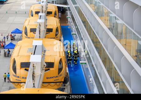 Vigili del fuoco in equipaggiamento antincendio a bordo della nave da crociera Quantum of the Seas, Royal Caribbean Cruise Line, vigili del fuoco, pompieri, avit, navi passeggeri Foto Stock