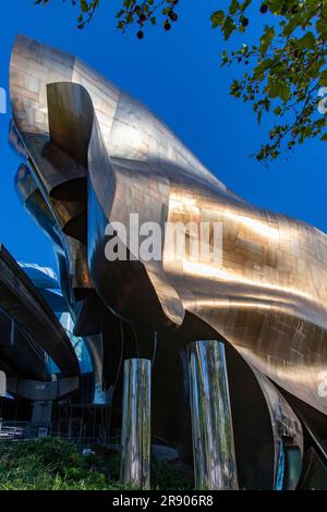 Seattle, WA, USA-luglio 2022; veduta da basso angolo di parte della costruzione in lamiera della facciata del Museum of Pop Culture (MoPOP), fondato da Paul Foto Stock