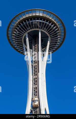 Seattle, WA, USA-luglio 2022; vista dall'angolo basso della parte superiore dello Space Needle contro un cielo azzurro Foto Stock