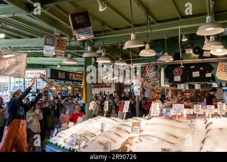 Seattle, WA, USA-luglio 2022; vista interna di uno dei banchi di pescivendoli noti per aver lanciato il pesce, al Pike Place Market, il più antico mercato di sempre Foto Stock