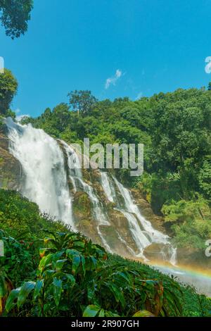 Un Ritratto di tranquillità con un sottile Arcobaleno alla cascata Wachirathan, Parco Nazionale Doi Inthanon, Thailandia Foto Stock