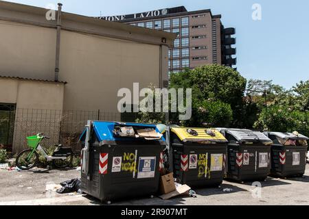 Roma, Italia. 23 giugno 2023. Roma raccolta differenziata di secchi di spazzatura, pieni di spazzatura, vicino all'edificio del Consiglio regionale del Lazio. (Foto di Andrea Ronchini/Pacific Press) Credit: Pacific Press Media Production Corp./Alamy Live News Foto Stock